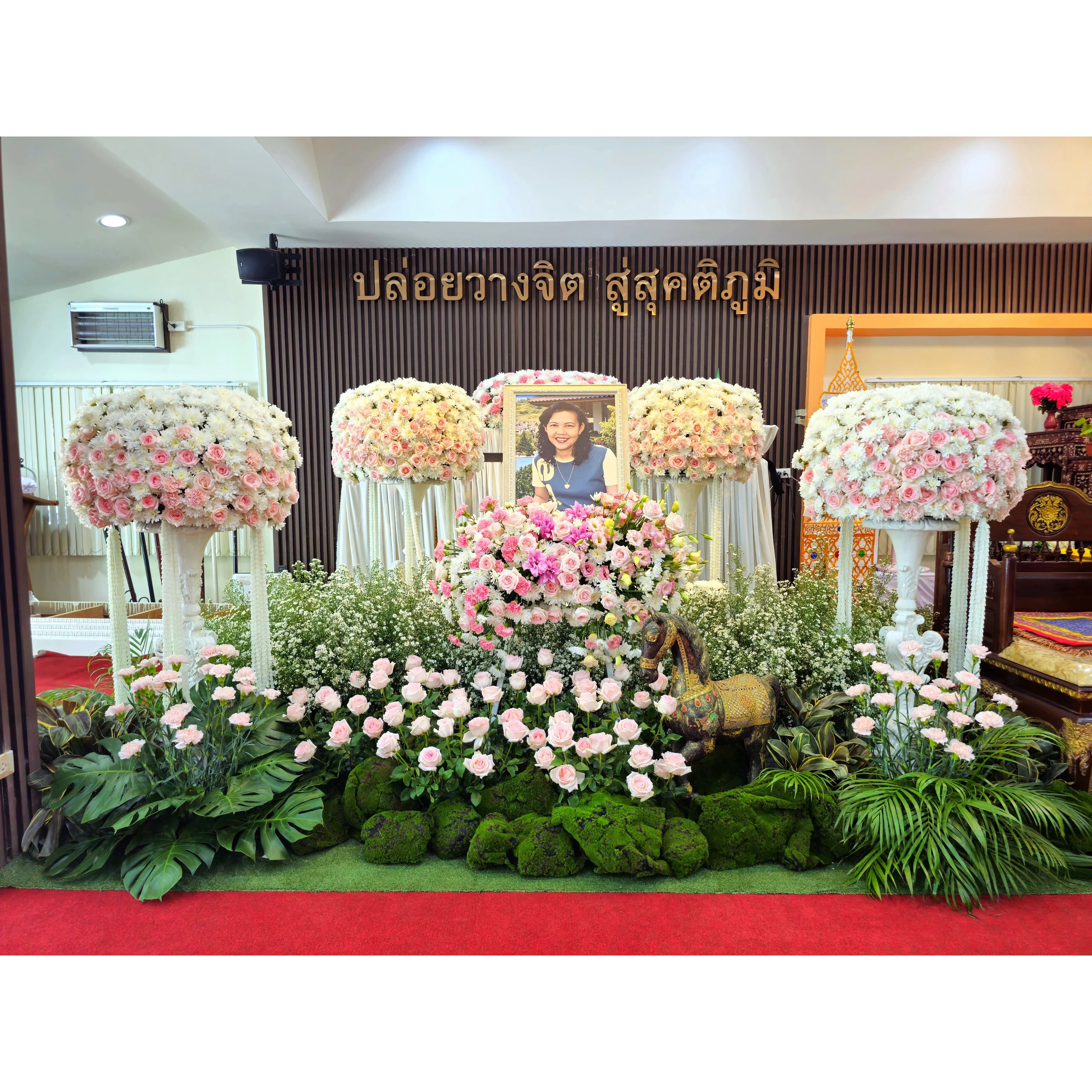 จัดดอกไม้งานศพเชียงใหม่ โทนขาวชมพูสุภาพ ประดับหีบอย่างสมเกียรติ | เก็ดถะหวา ฟลาวเวอร์