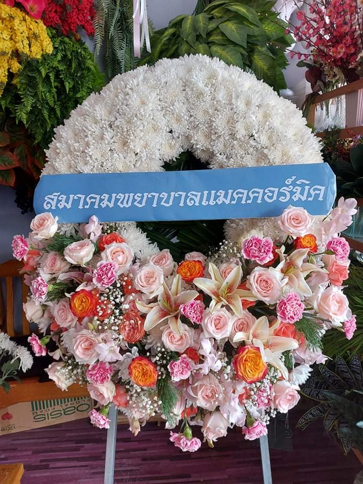 พวงหรีดดอกไม้สด เชียงใหม่ ดีไซน์หรู โทนขาว-พีช ประดับลิลลี่