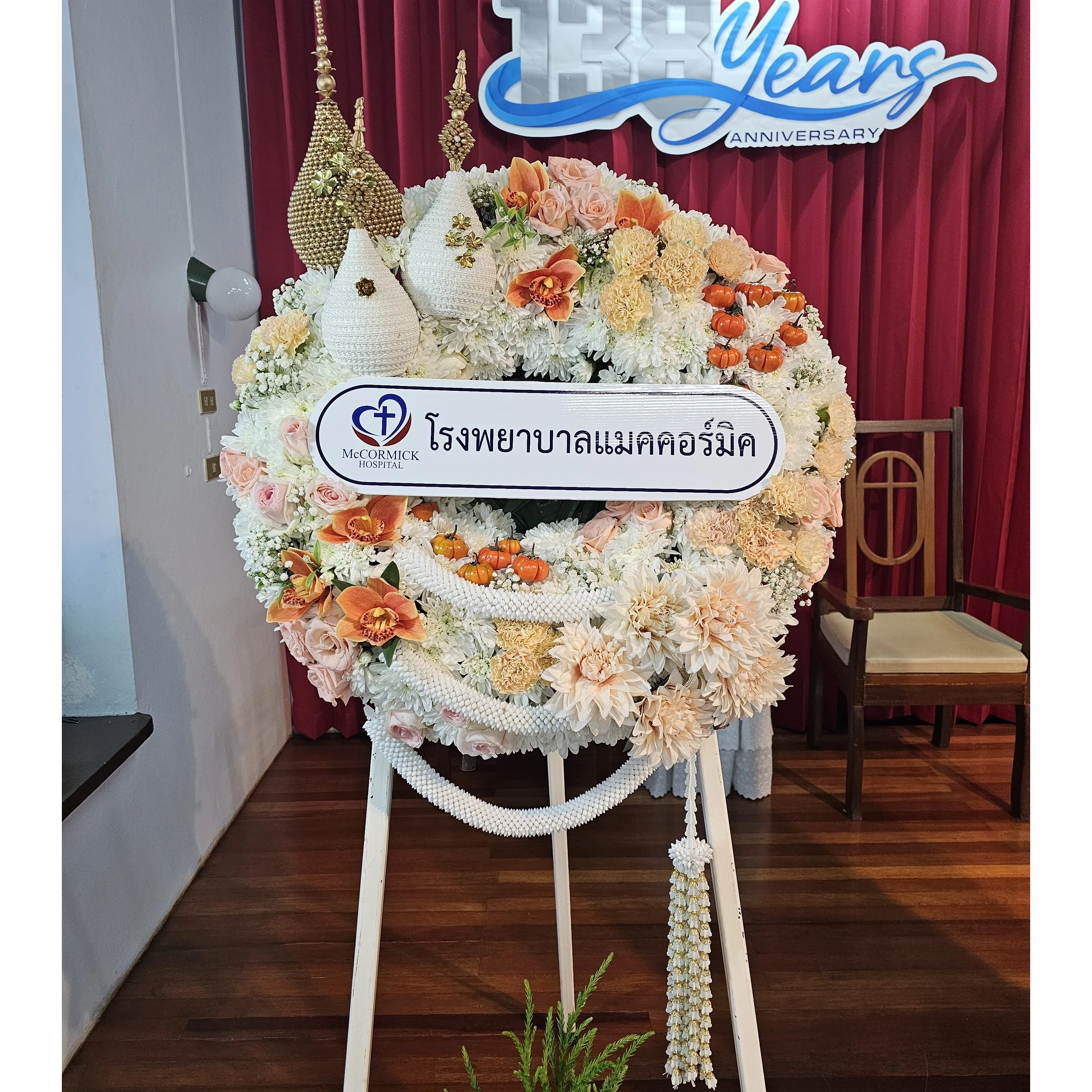 พวงหรีดเชียงใหม่ โทนขาวครีมแต้มสีส้ม ราคา 3,500 บาท